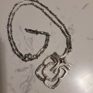 Avon Vintage Celtic Flair Pendant Necklace Silver